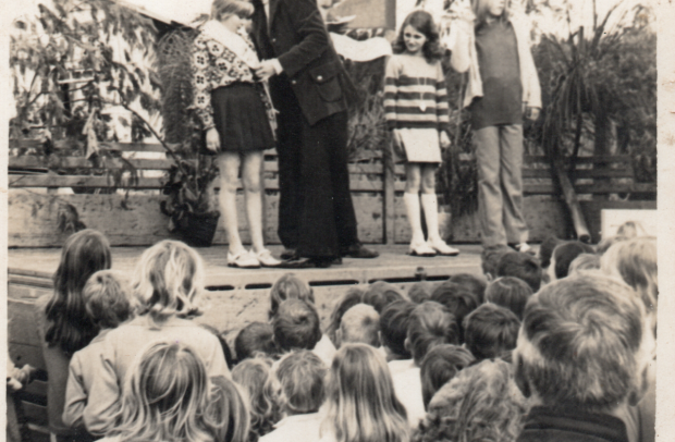 RAINHA ESCOLA PADRE JOSÉ SCHOLL, MARIA THOÉ EM 1972 POR SUA MADRINHA ANITA COMIOTTO
